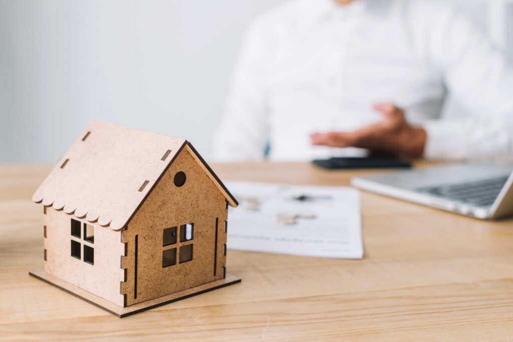 Maison sur la table de l'agent immobilier