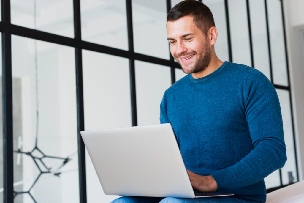 Faible angle, jeune homme, travailler, sur, ordinateur portable