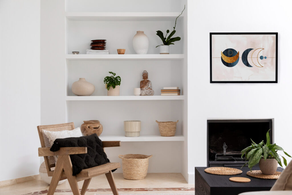 Design d'intérieur avec cadres photo et étagères