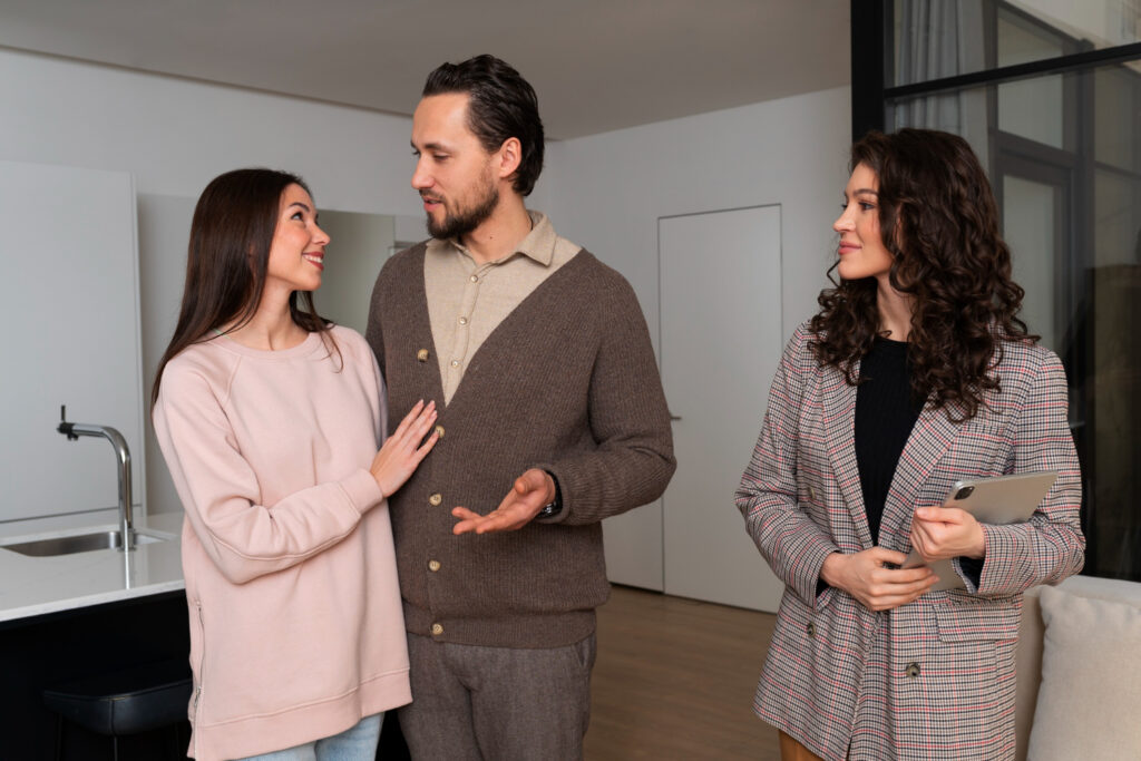Agent immobilier à plan moyen montrant la maison