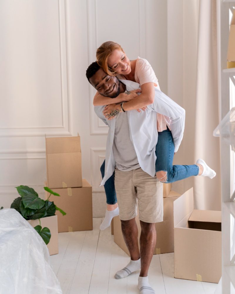 Couple se prépare à déménager Couple se prépare à déménager